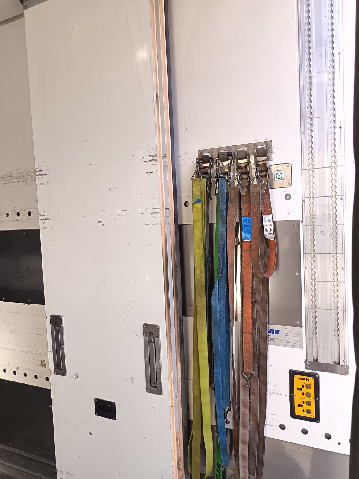 VAK kylmäperävaunu + Thermo King kylmäkone. MPT-Jakelu Oy konkurssipesä (2680888-4)