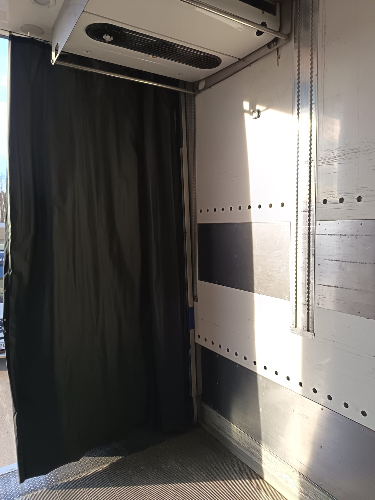 VAK kylmäperävaunu + Thermo King kylmäkone. MPT-Jakelu Oy konkurssipesä (2680888-4)