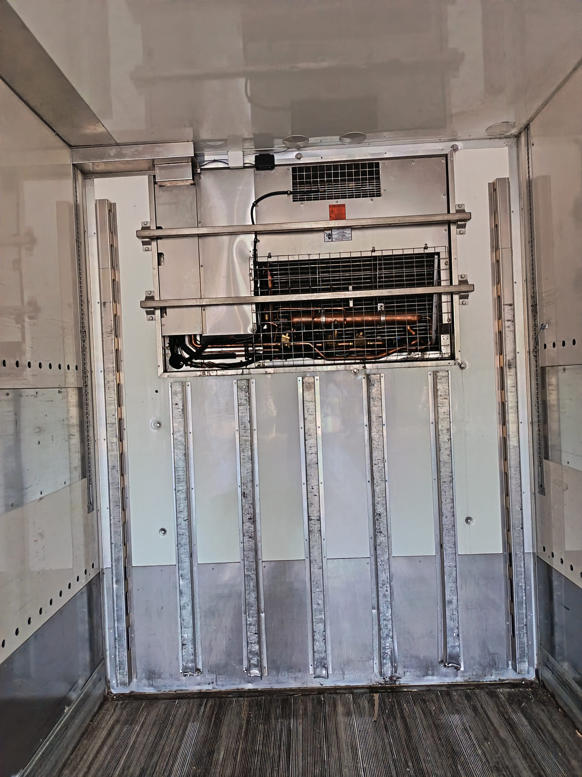 VAK kylmäperävaunu + Thermo King kylmäkone. MPT-Jakelu Oy konkurssipesä (2680888-4)