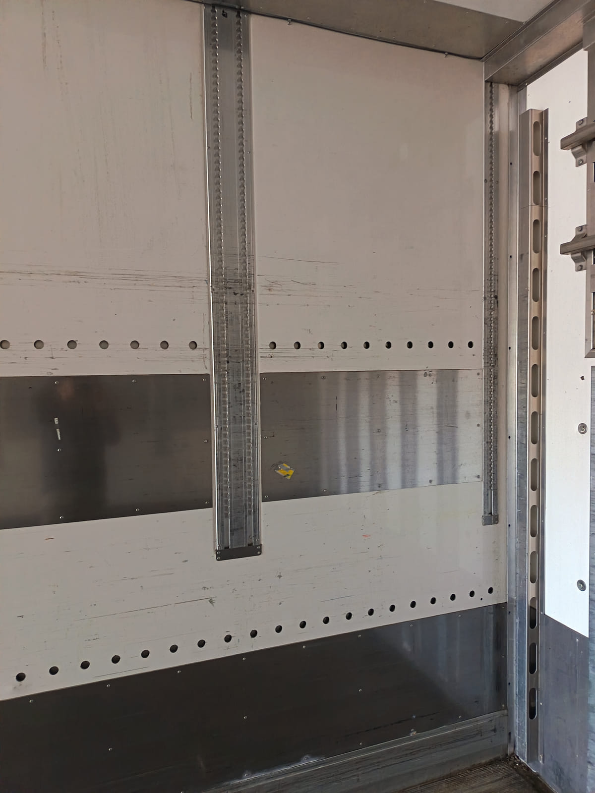 VAK kylmäperävaunu + Thermo King kylmäkone. MPT-Jakelu Oy konkurssipesä (2680888-4)