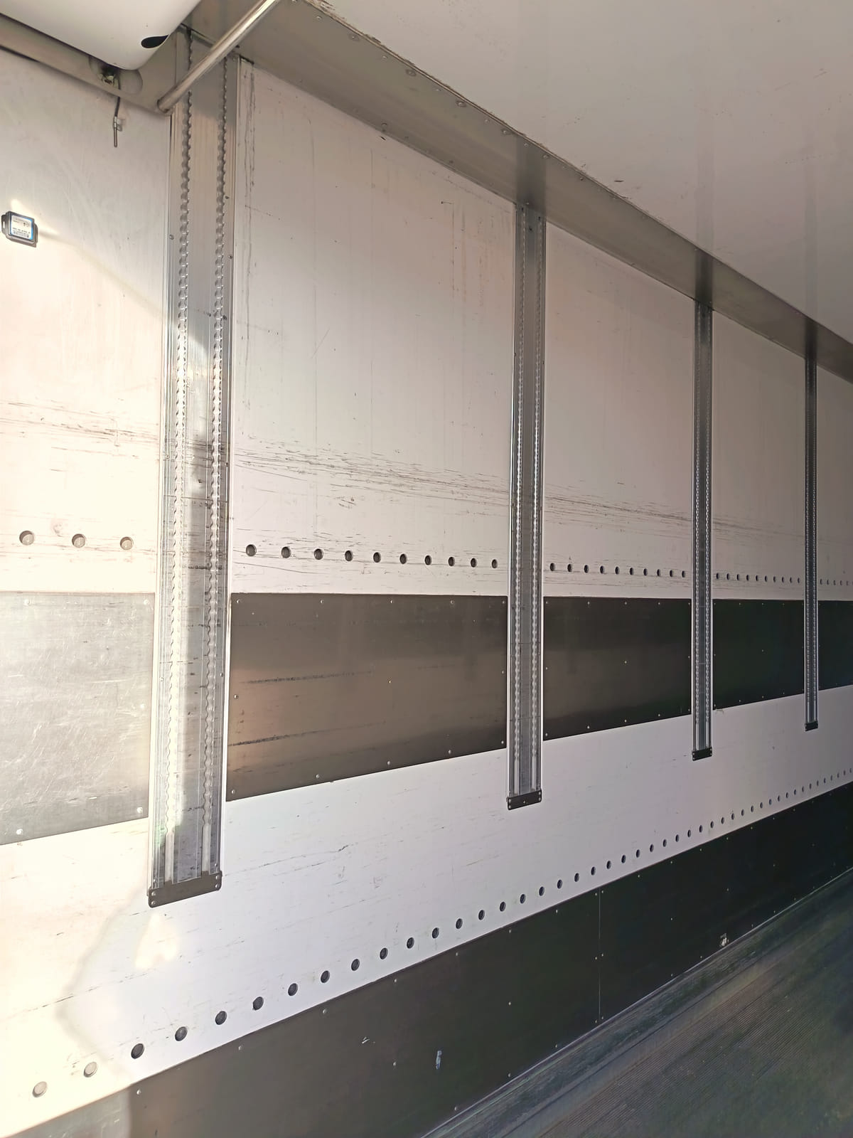 VAK kylmäperävaunu + Thermo King kylmäkone. MPT-Jakelu Oy konkurssipesä (2680888-4)