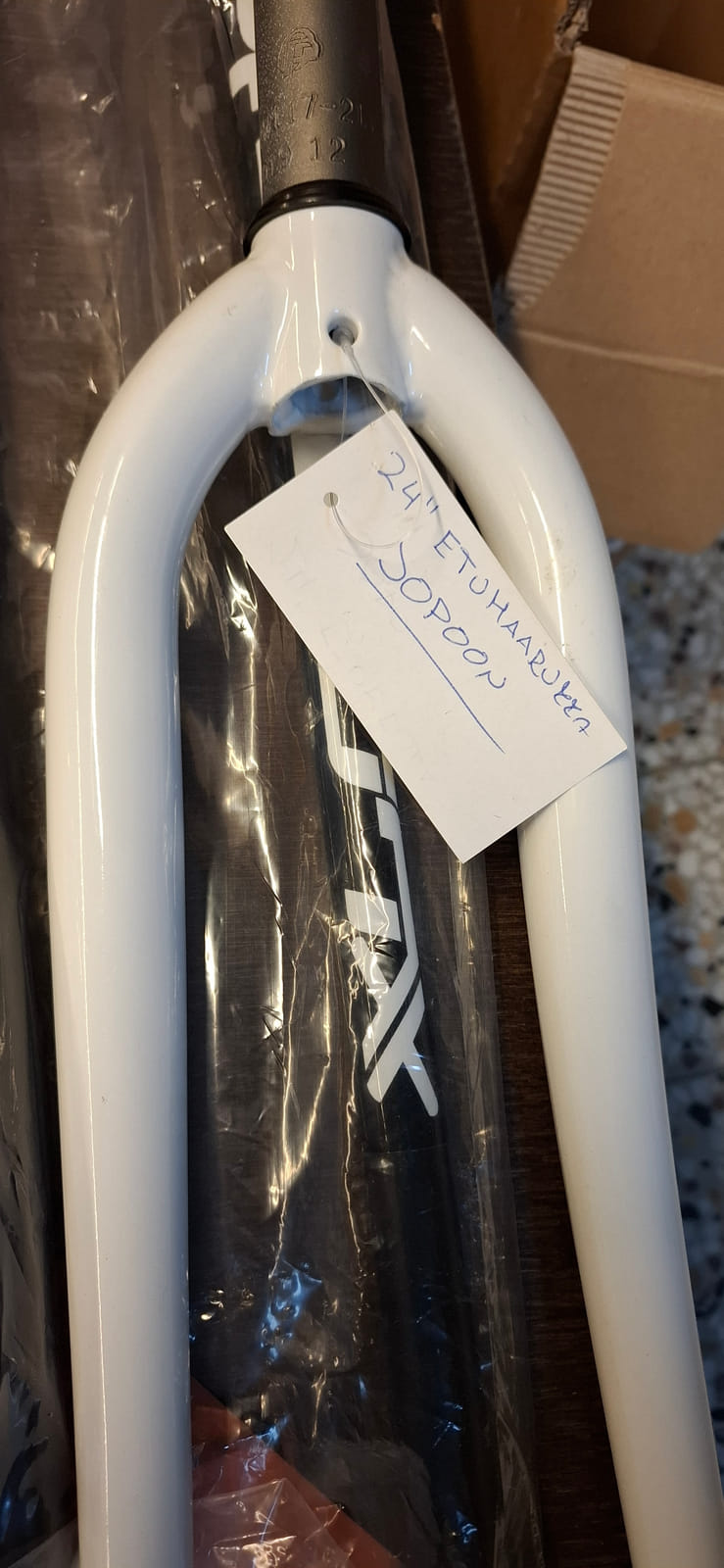 konkurssihuutokaupassa joustohaarukka ja sarvia