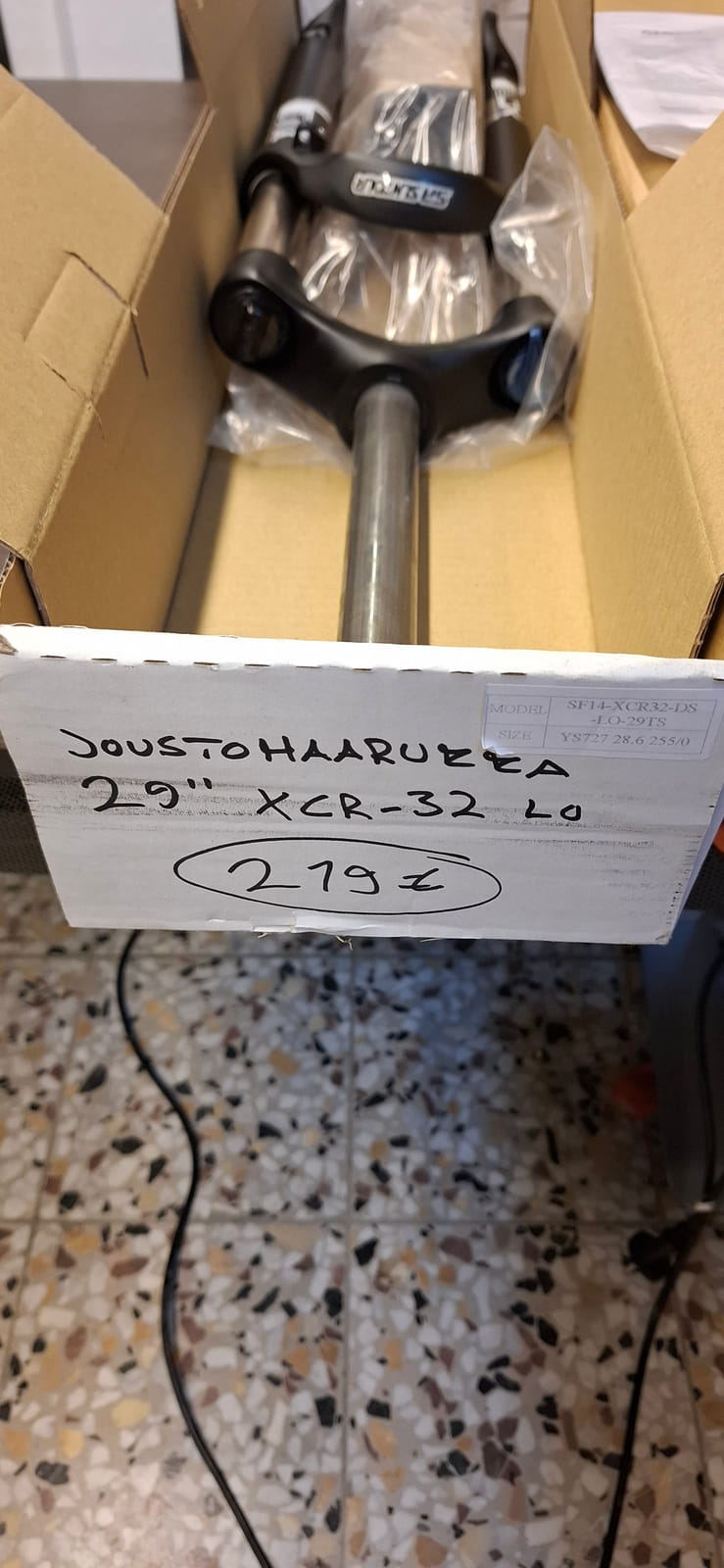 konkurssihuutokaupassa joustohaarukka ja sarvia