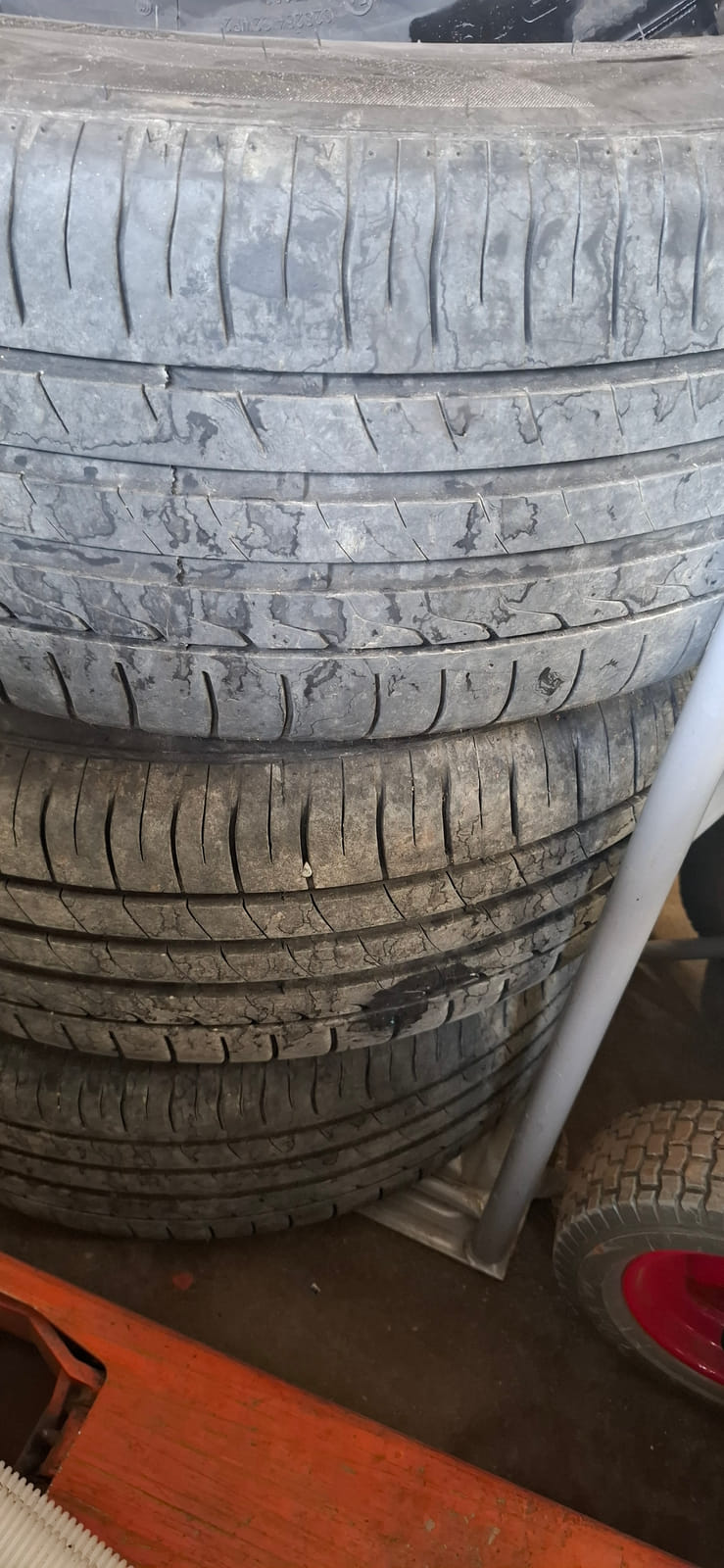 Renkaat alumiinivanteilla. LVI Levin Vetta Oy (3262886-3) konkurssipesä