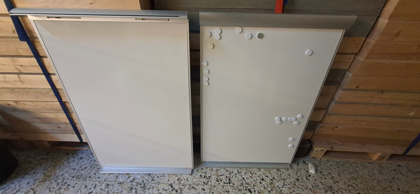 konkurssihuutokaupassa Magneettitaulut 2kpl. Esa T Tiainen Oy (2820807-3) konkurssipesä