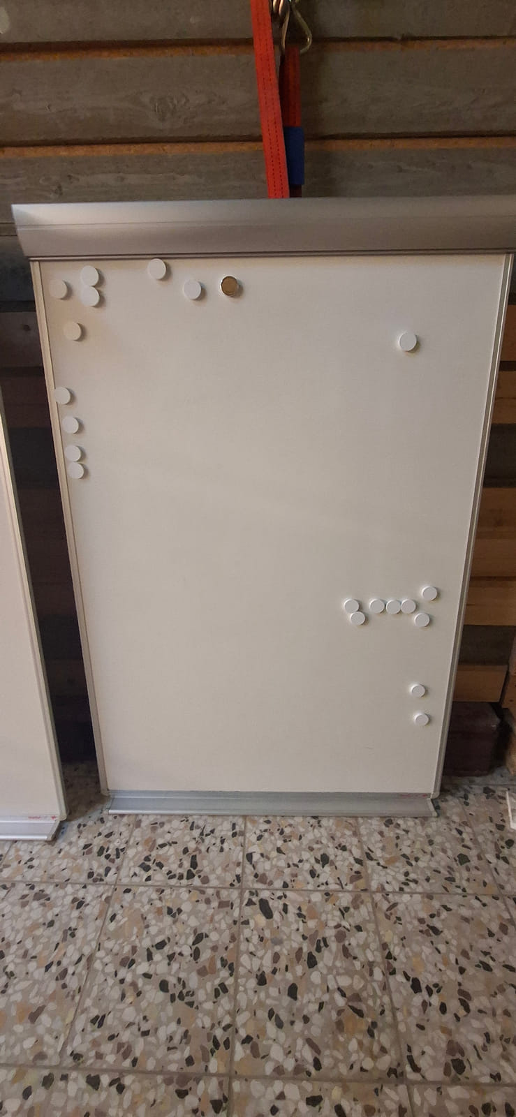 konkurssihuutokaupassa Magneettitaulut 2kpl. Esa T Tiainen Oy (2820807-3) konkurssipesä