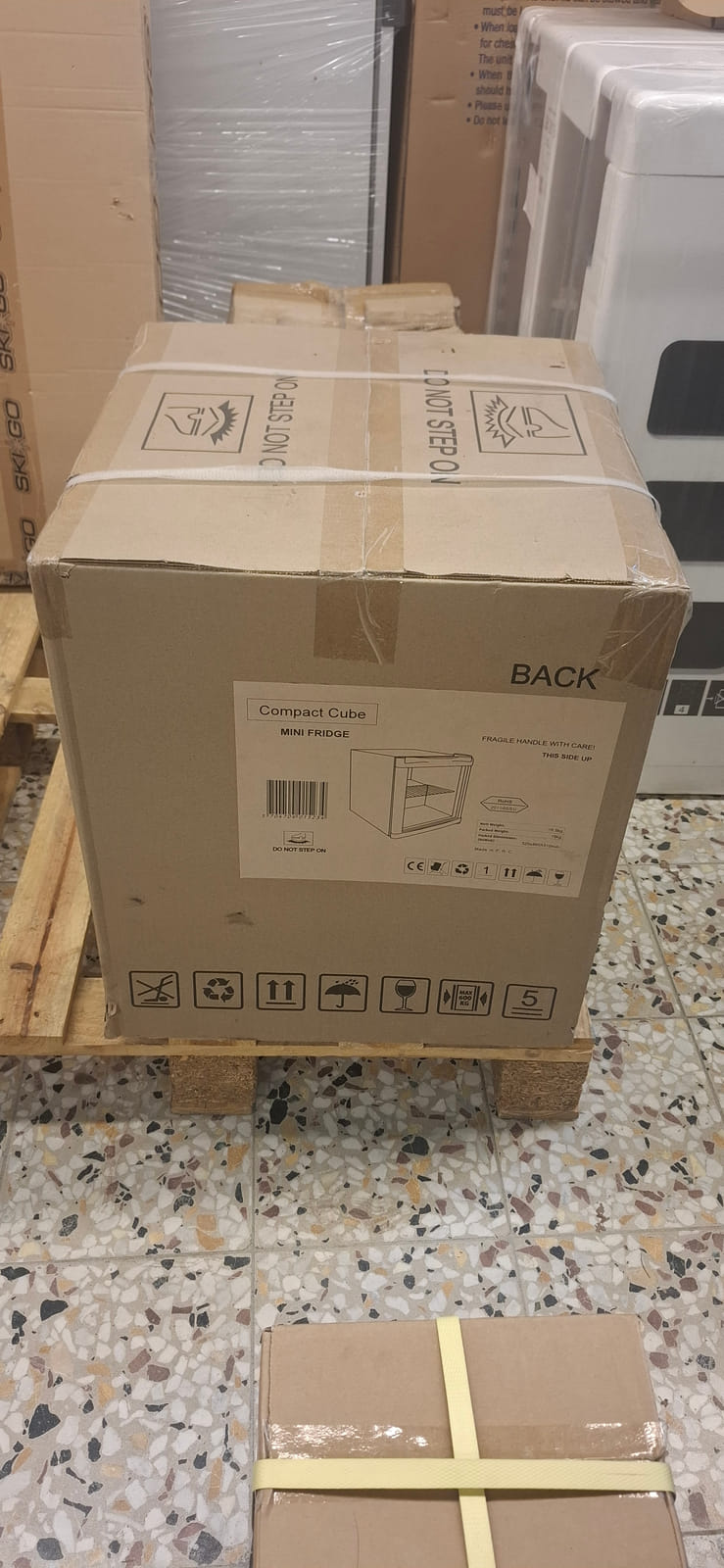 konkurssihuutokaupassa Mini jääkaappi