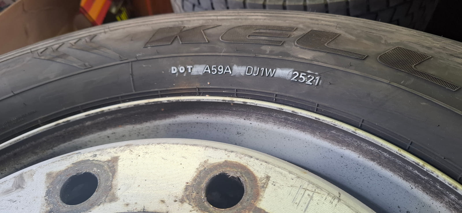 Kuorma-auton renkaat erä 10.  MPT-Jakelu Oy konkurssipesä (2680888-4)