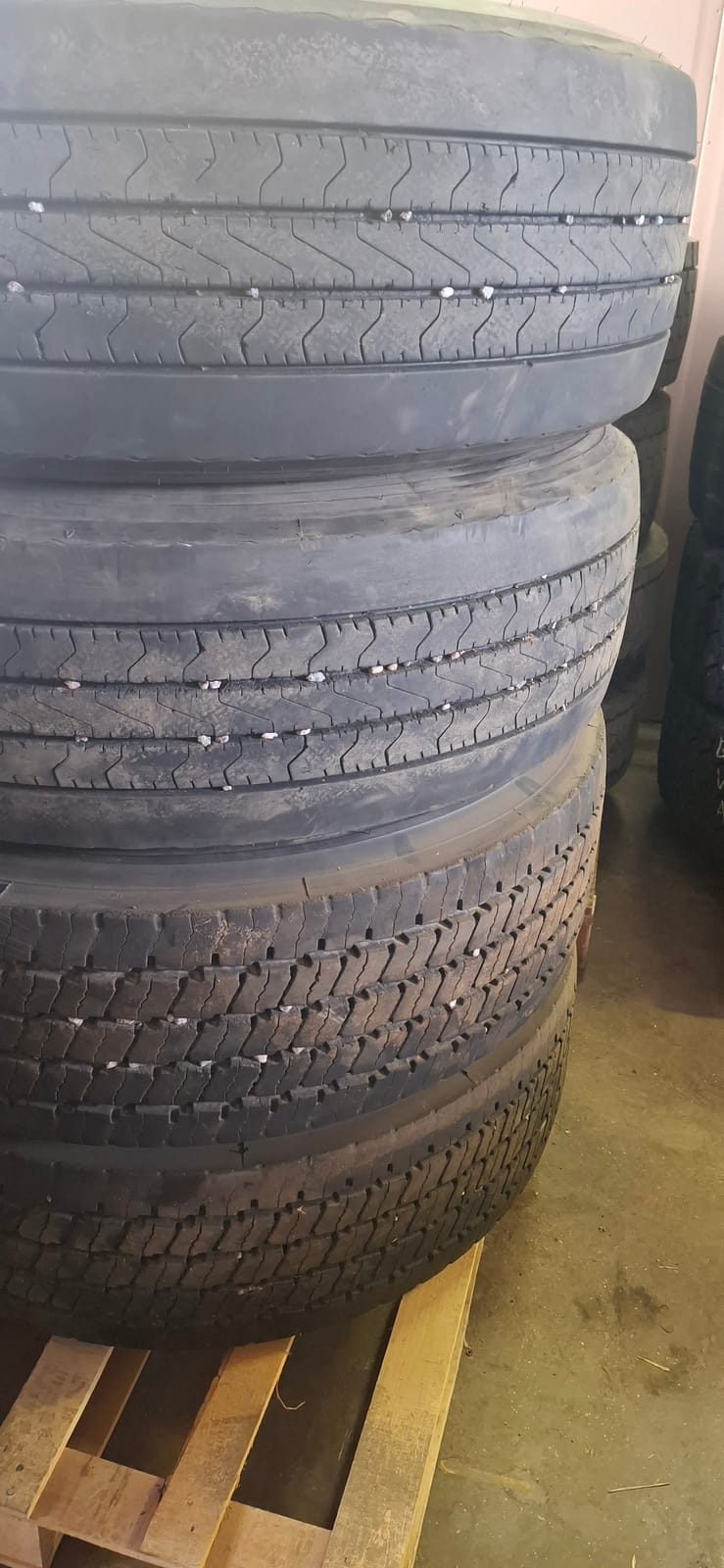 Kuorma-auton renkaat erä 10.  MPT-Jakelu Oy konkurssipesä (2680888-4)