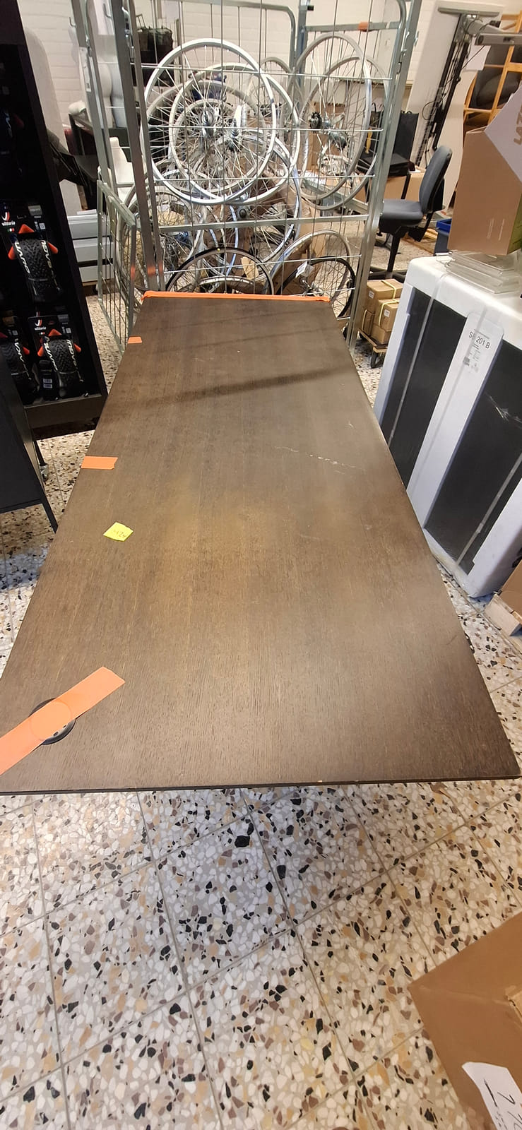 konkurssihuutokaupassa Sähköpöytä, Ruskea