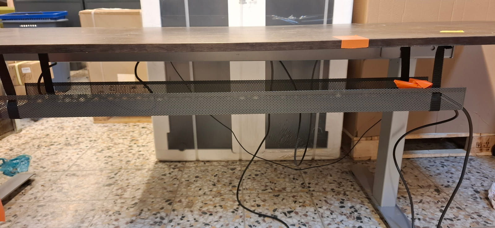 konkurssihuutokaupassa Sähköpöytä, Ruskea