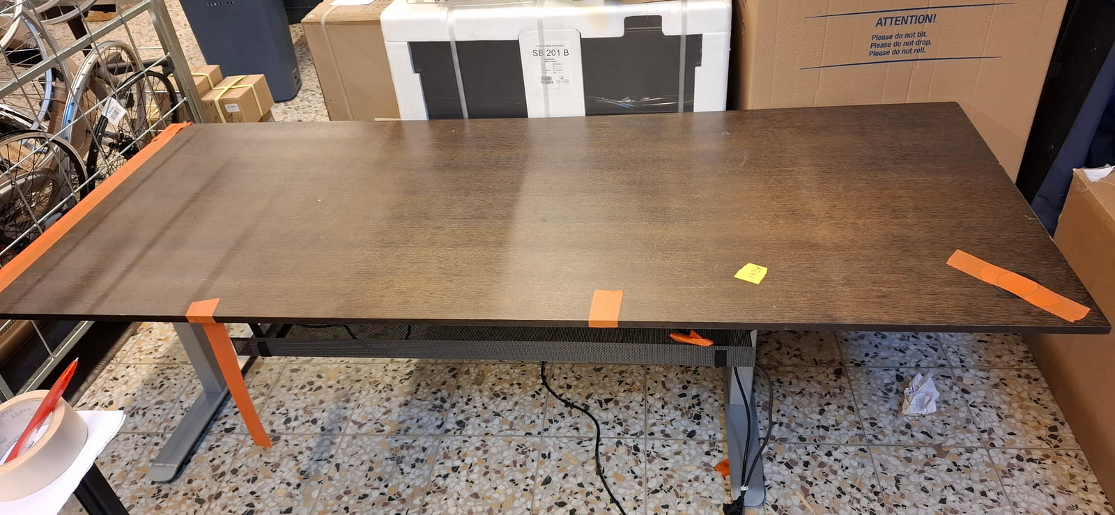 konkurssihuutokaupassa Sähköpöytä, Ruskea