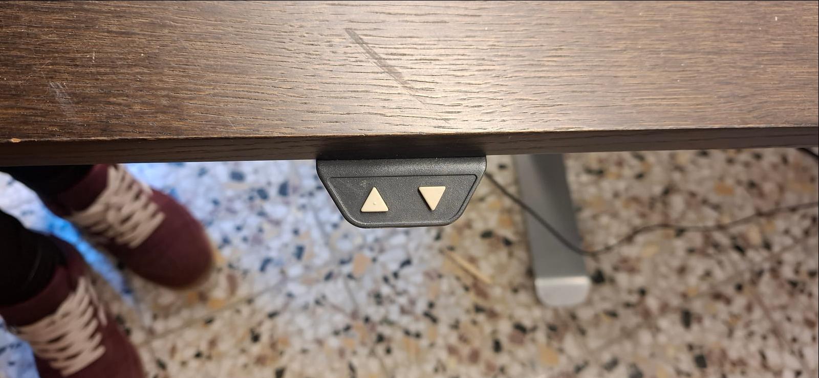 konkurssihuutokaupassa Sähköpöytä, Ruskea