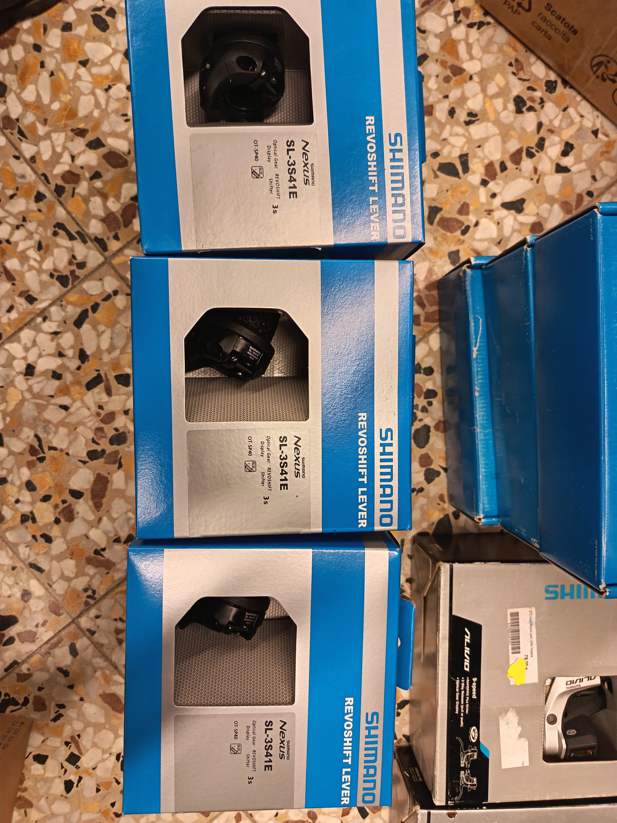 konkurssihuutokaupassa Erä Shimano-polkupyörän osia – jarrulevyt, vaihtajat, vaihdevivut ja rataspakat. Esa T Tiainen Oy Oy (2820807-3) konkurssipesä