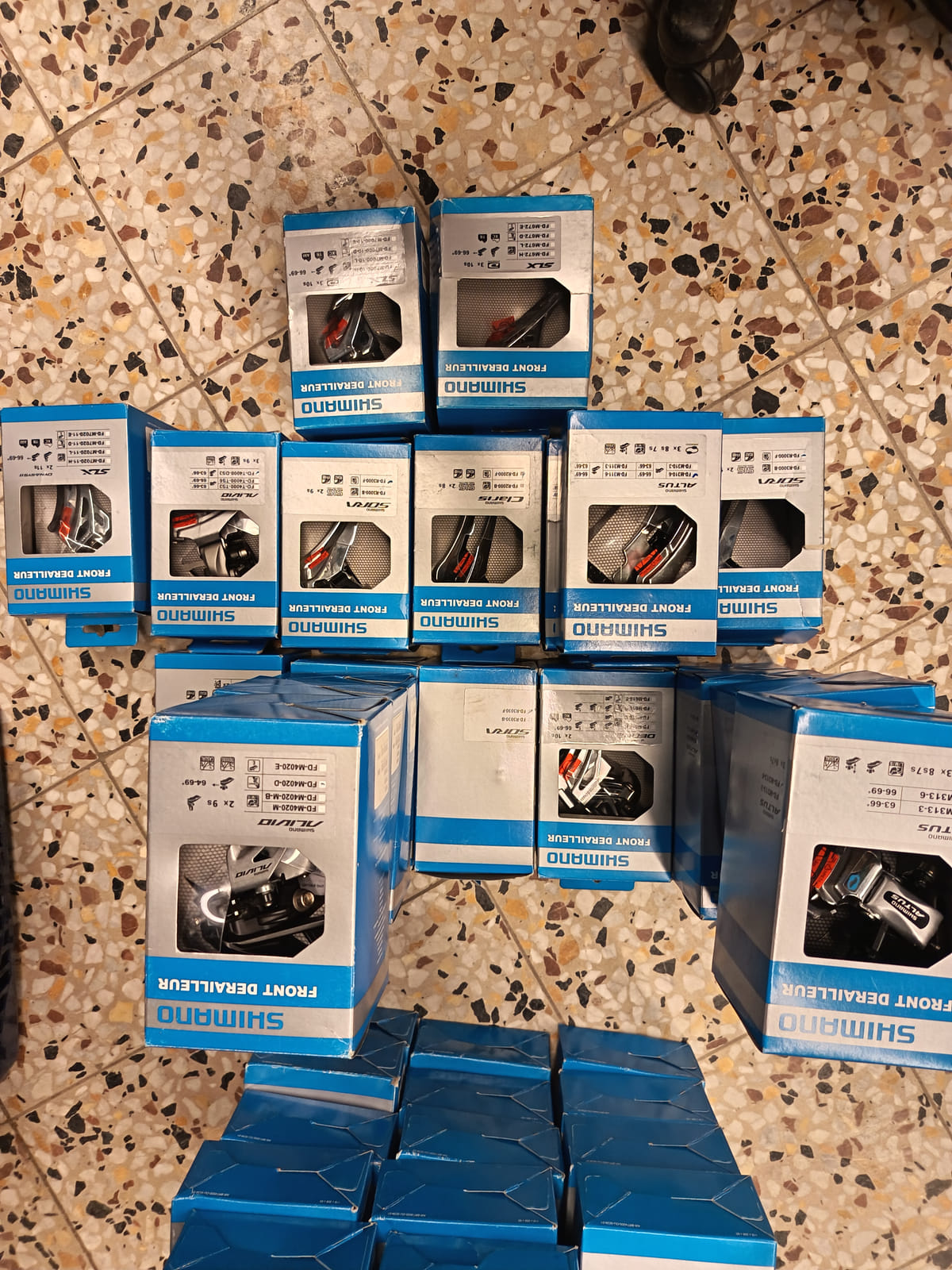 konkurssihuutokaupassa Erä Shimano-polkupyörän osia – jarrulevyt, vaihtajat, vaihdevivut ja rataspakat. Esa T Tiainen Oy Oy (2820807-3) konkurssipesä