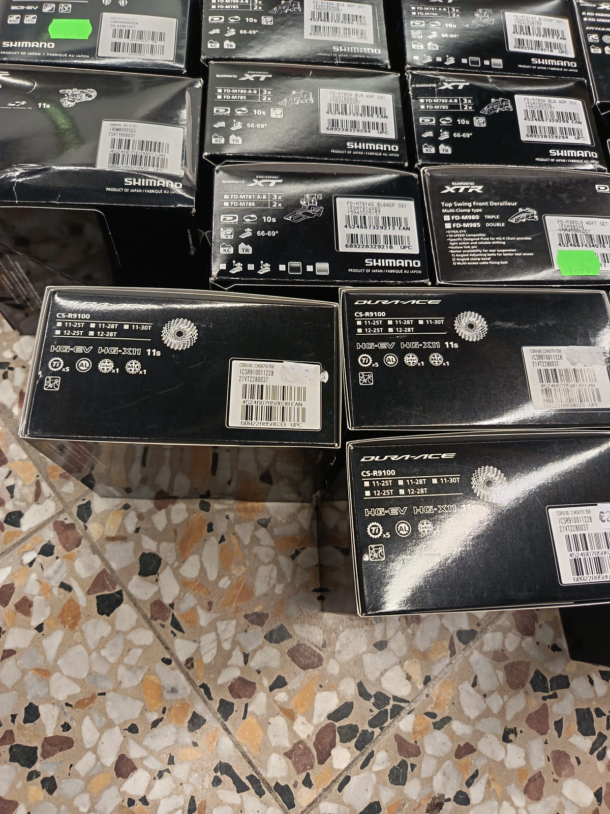konkurssihuutokaupassa Erä Shimano-polkupyörän osia – jarrulevyt, vaihtajat, vaihdevivut ja rataspakat. Esa T Tiainen Oy Oy (2820807-3) konkurssipesä