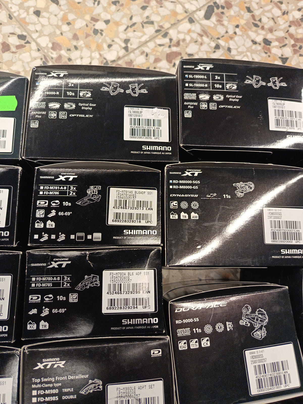 konkurssihuutokaupassa Erä Shimano-polkupyörän osia – jarrulevyt, vaihtajat, vaihdevivut ja rataspakat. Esa T Tiainen Oy Oy (2820807-3) konkurssipesä