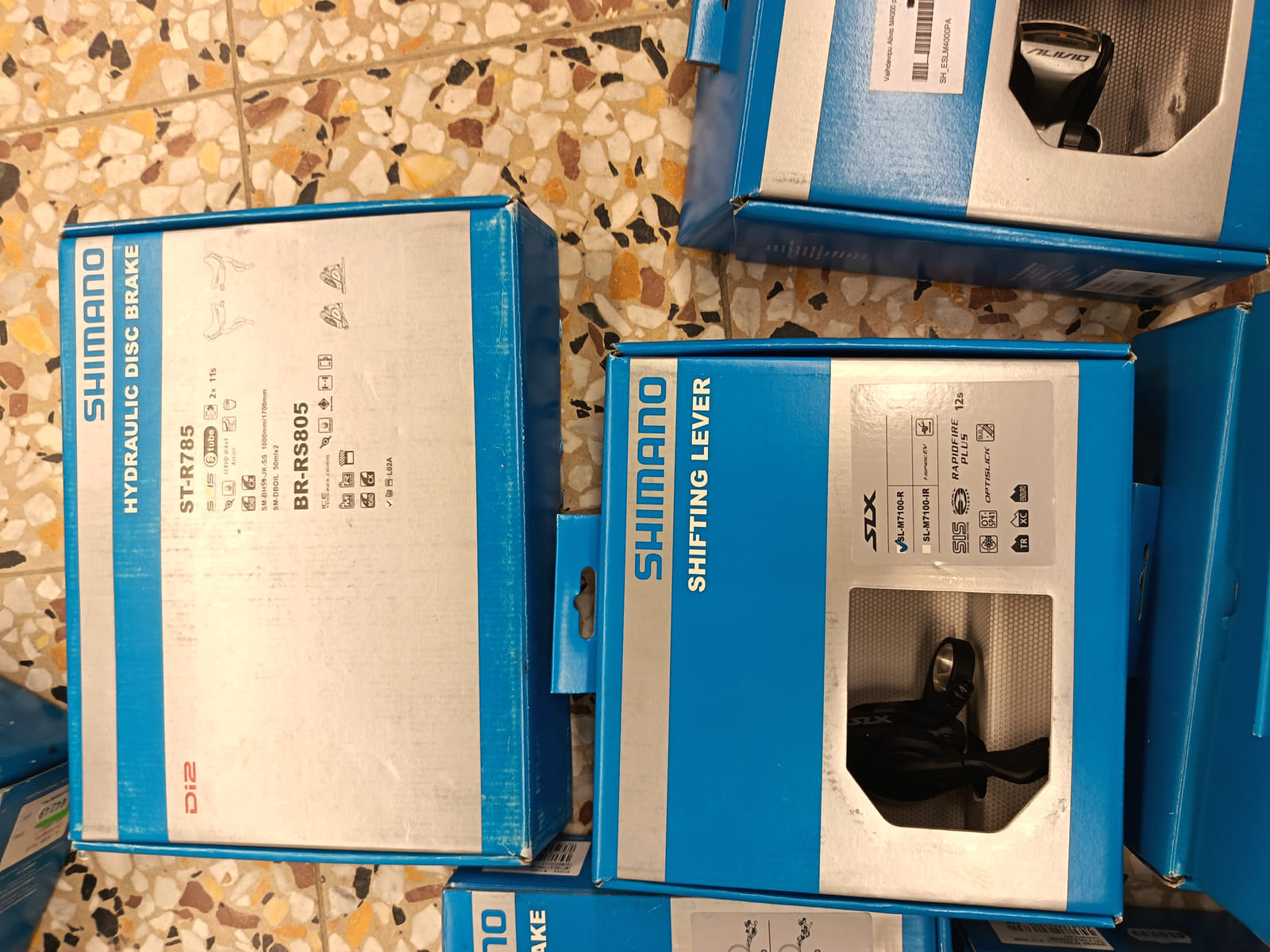konkurssihuutokaupassa Erä Shimano-polkupyörän osia – jarrulevyt, vaihtajat, vaihdevivut ja rataspakat. Esa T Tiainen Oy Oy (2820807-3) konkurssipesä