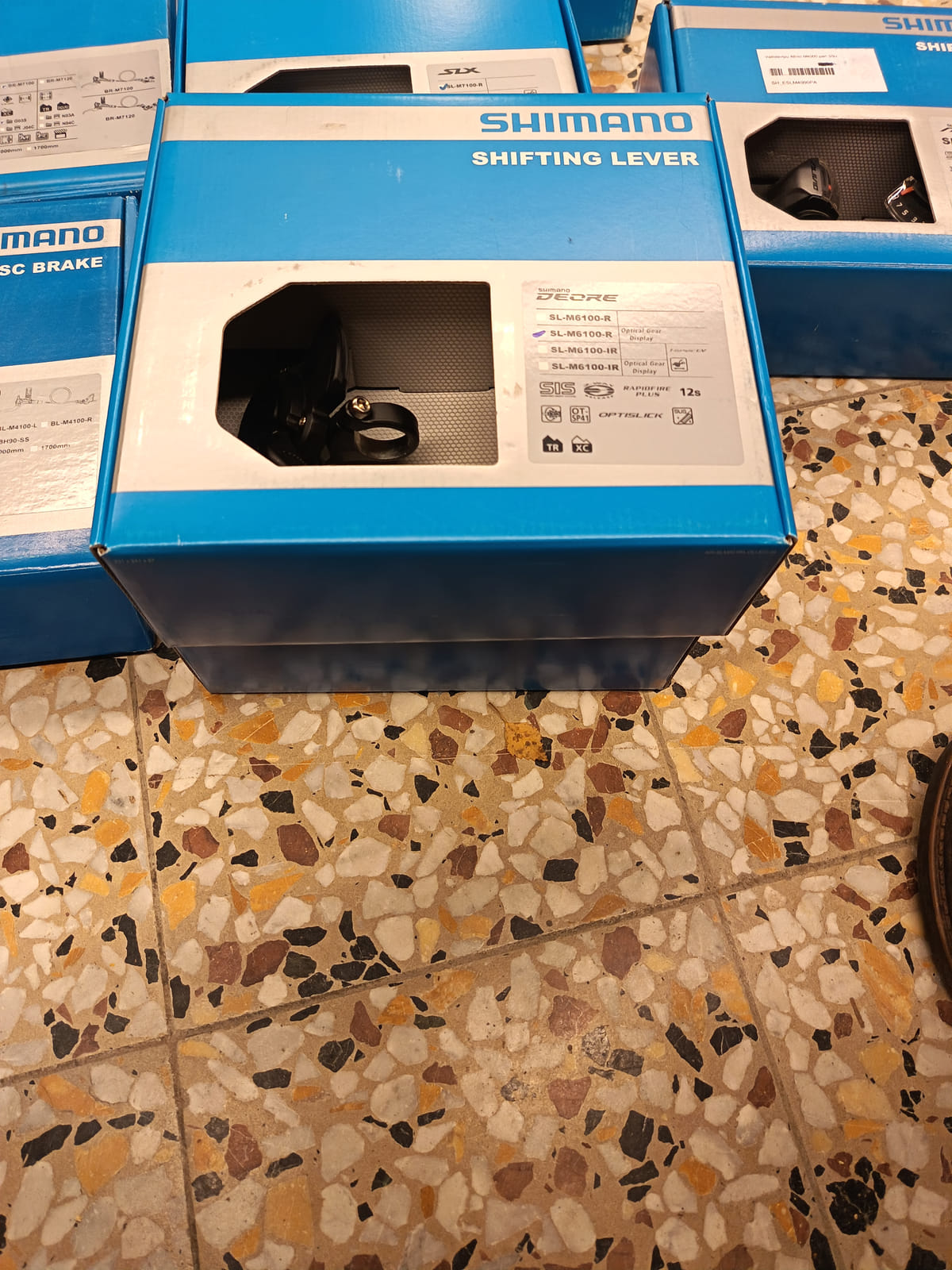 konkurssihuutokaupassa Erä Shimano-polkupyörän osia – jarrulevyt, vaihtajat, vaihdevivut ja rataspakat. Esa T Tiainen Oy Oy (2820807-3) konkurssipesä