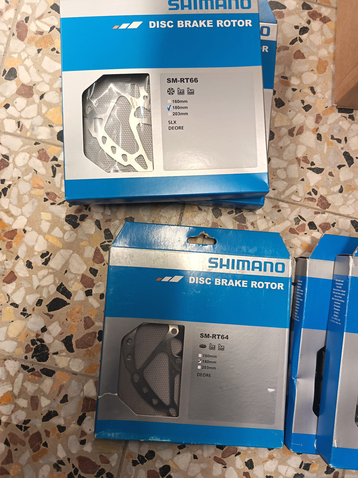 konkurssihuutokaupassa Erä Shimano-polkupyörän osia – jarrulevyt, vaihtajat, vaihdevivut ja rataspakat. Esa T Tiainen Oy Oy (2820807-3) konkurssipesä