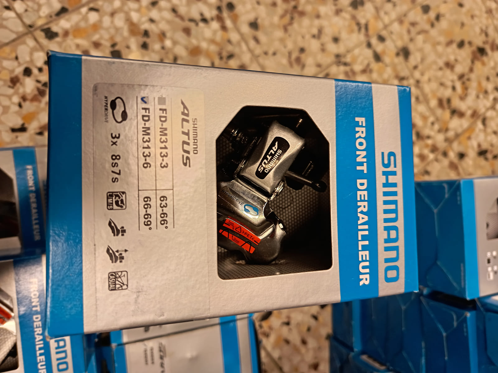 konkurssihuutokaupassa Erä Shimano-polkupyörän osia – jarrulevyt, vaihtajat, vaihdevivut ja rataspakat. Esa T Tiainen Oy Oy (2820807-3) konkurssipesä