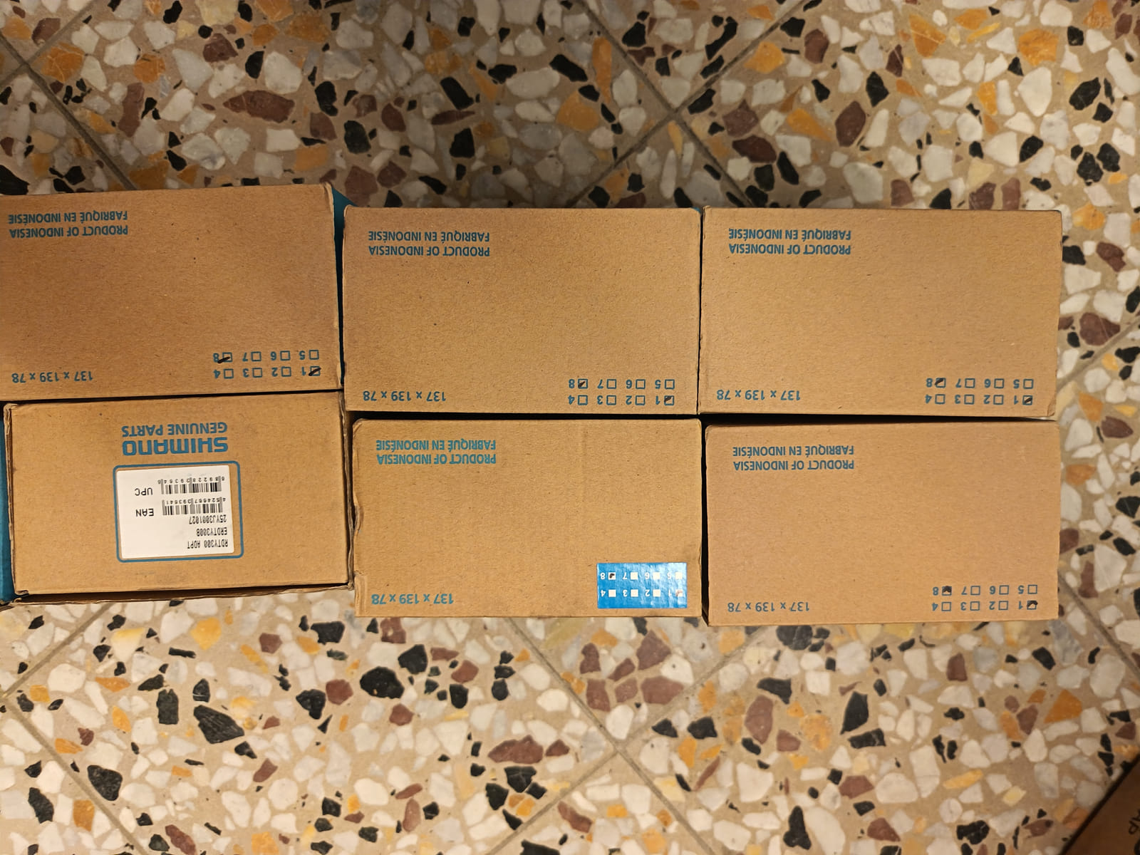 konkurssihuutokaupassa Erä Shimano-polkupyörän osia – jarrulevyt, vaihtajat, vaihdevivut ja rataspakat. Esa T Tiainen Oy Oy (2820807-3) konkurssipesä