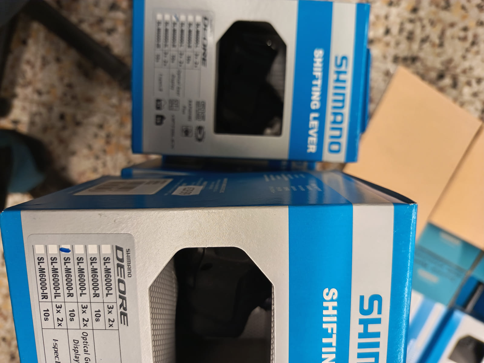 konkurssihuutokaupassa Erä Shimano-polkupyörän osia – jarrulevyt, vaihtajat, vaihdevivut ja rataspakat. Esa T Tiainen Oy Oy (2820807-3) konkurssipesä