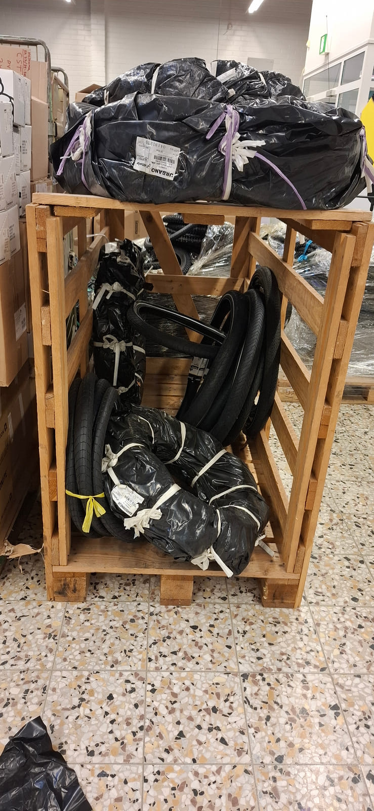 konkurssihuutokaupassa Polkupyörän renkaita.