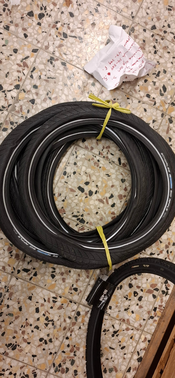konkurssihuutokaupassa Polkupyörän renkaita.