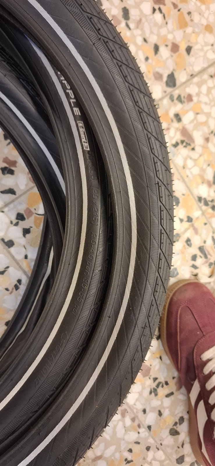 konkurssihuutokaupassa Polkupyörän renkaita.