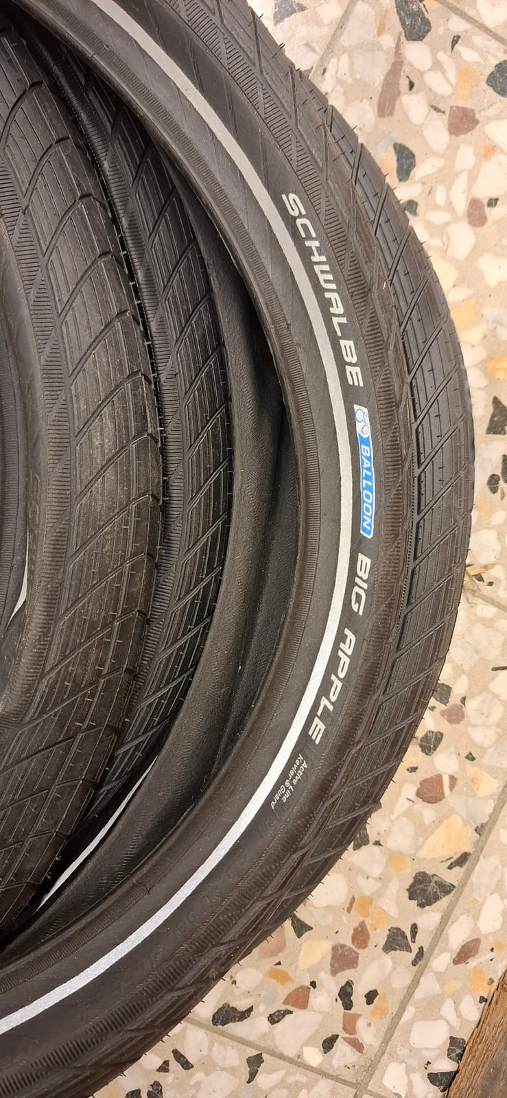 konkurssihuutokaupassa Polkupyörän renkaita.