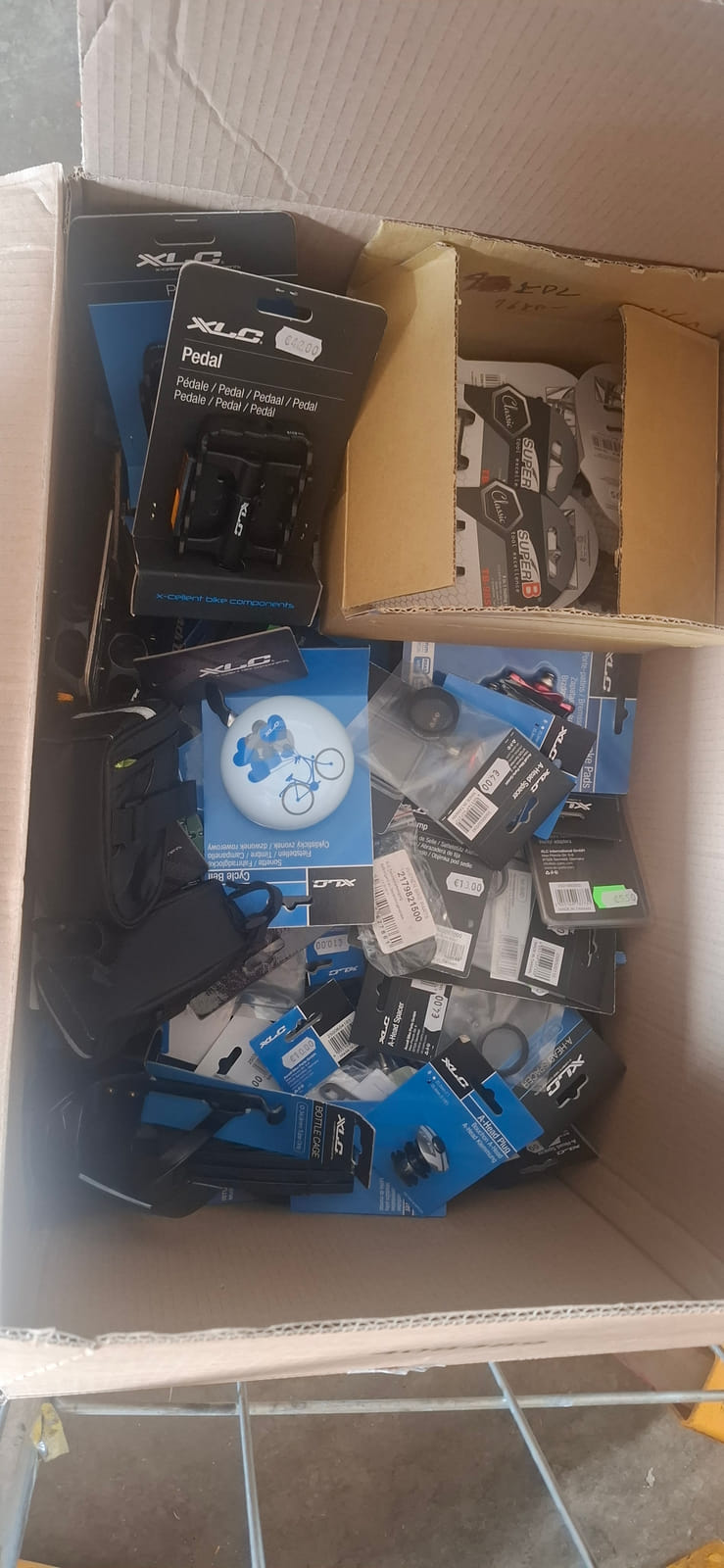 Valoja ja tarvikkeita.Esa T Tiainen Oy (2820807-3) konkurssipesä