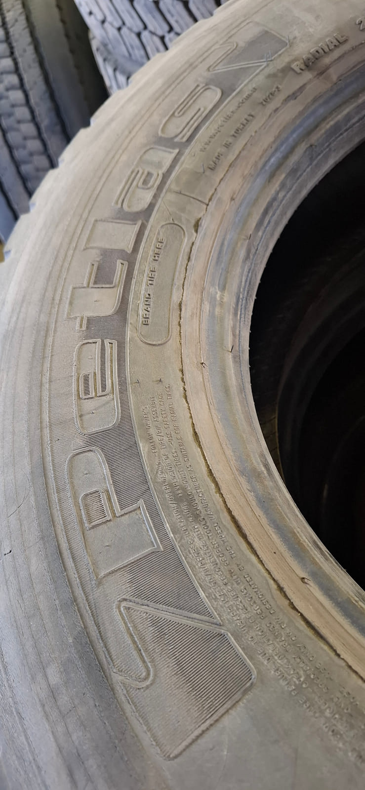 Kuorma-auton renkaita Erä15. MPT-Jakelu Oy konkurssipesä (2680888-4)