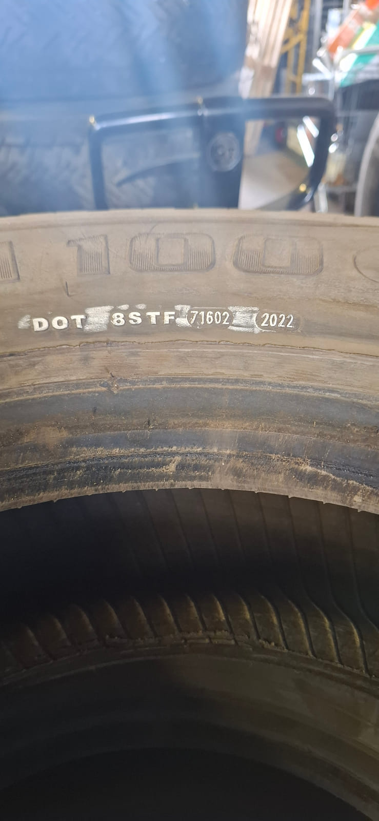 Kuorma-auton renkaita Erä15. MPT-Jakelu Oy konkurssipesä (2680888-4)