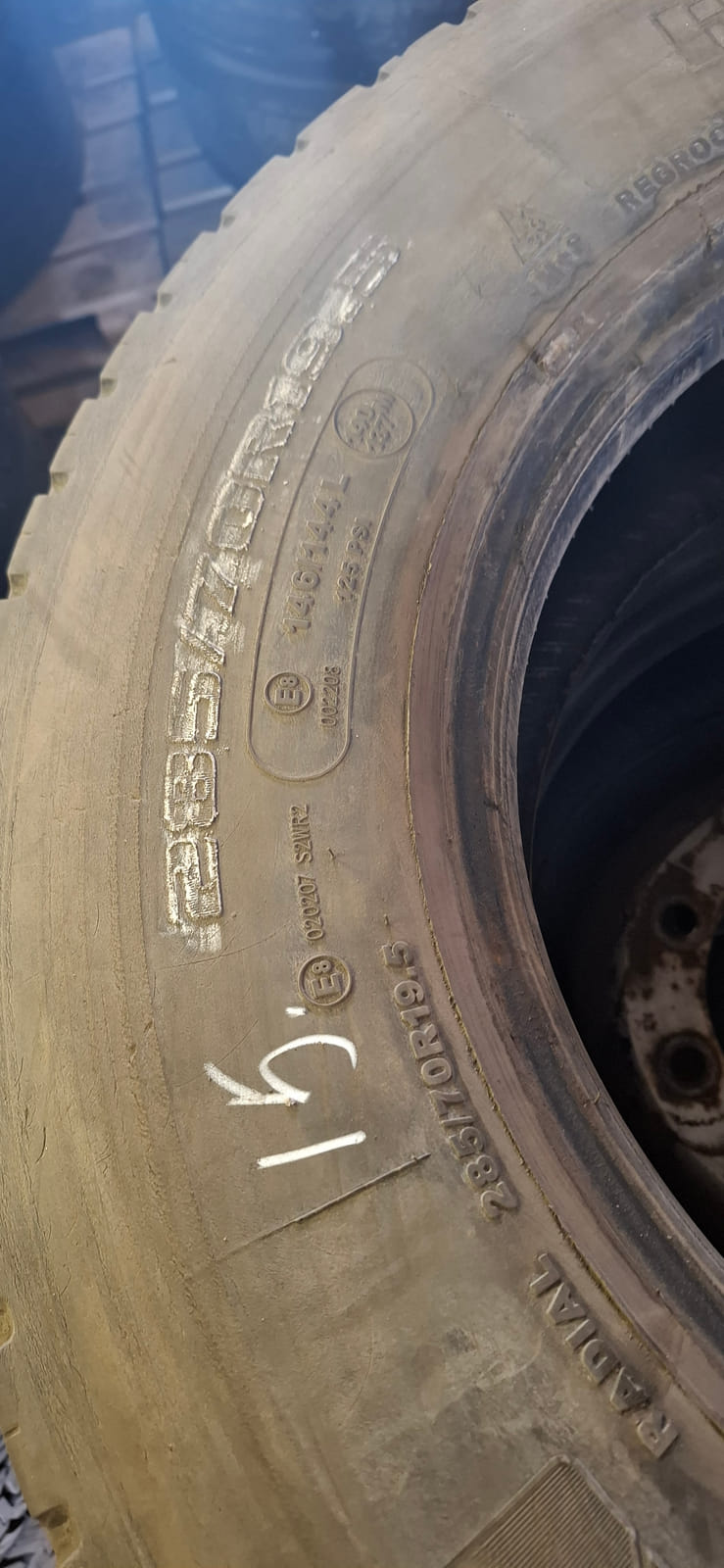 Kuorma-auton renkaita Erä15. MPT-Jakelu Oy konkurssipesä (2680888-4)