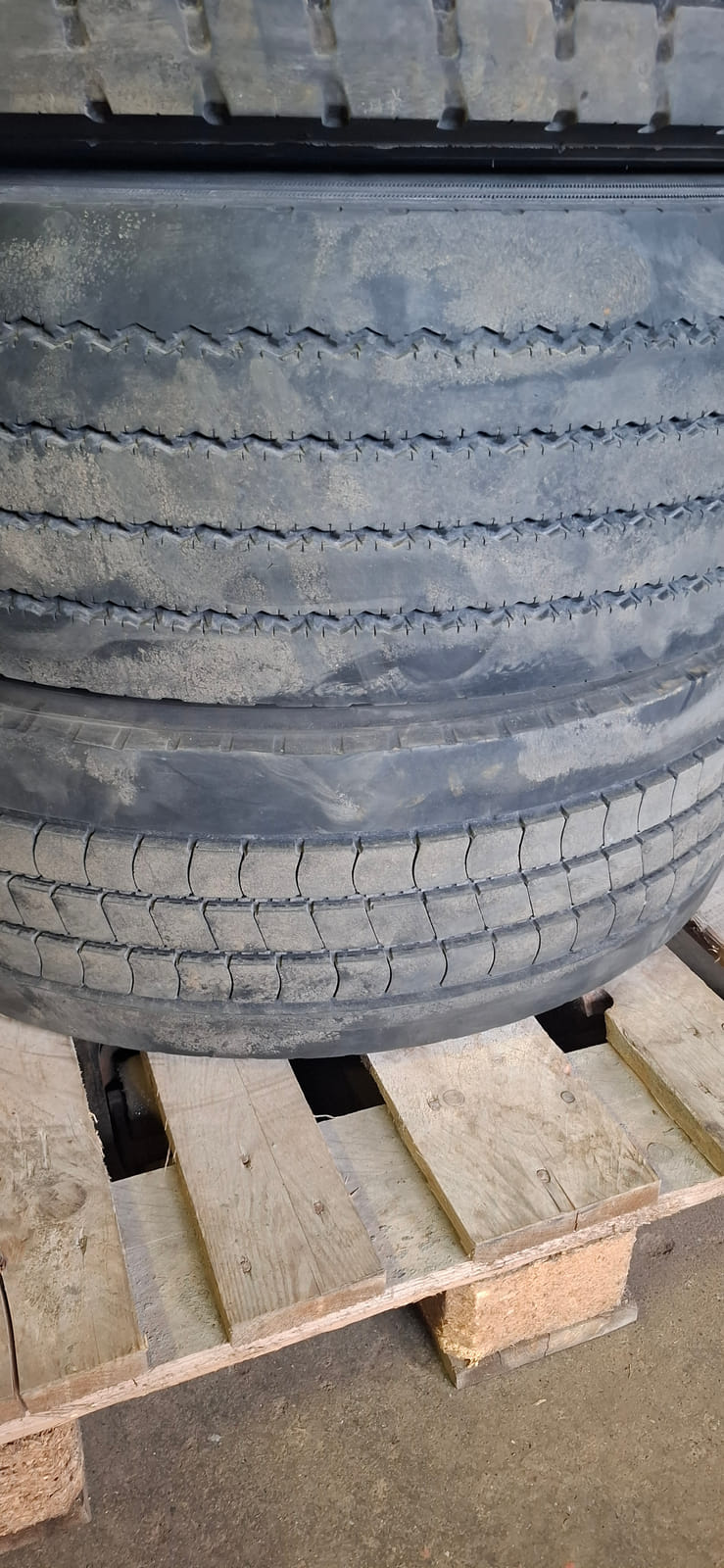 Kuorma-auton renkaita Erä15. MPT-Jakelu Oy konkurssipesä (2680888-4)