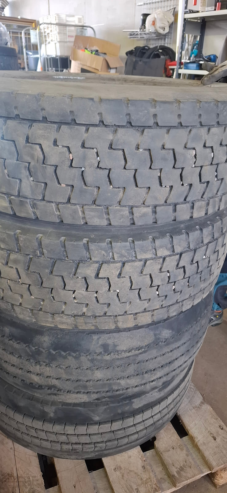 Kuorma-auton renkaita Erä15. MPT-Jakelu Oy konkurssipesä (2680888-4)