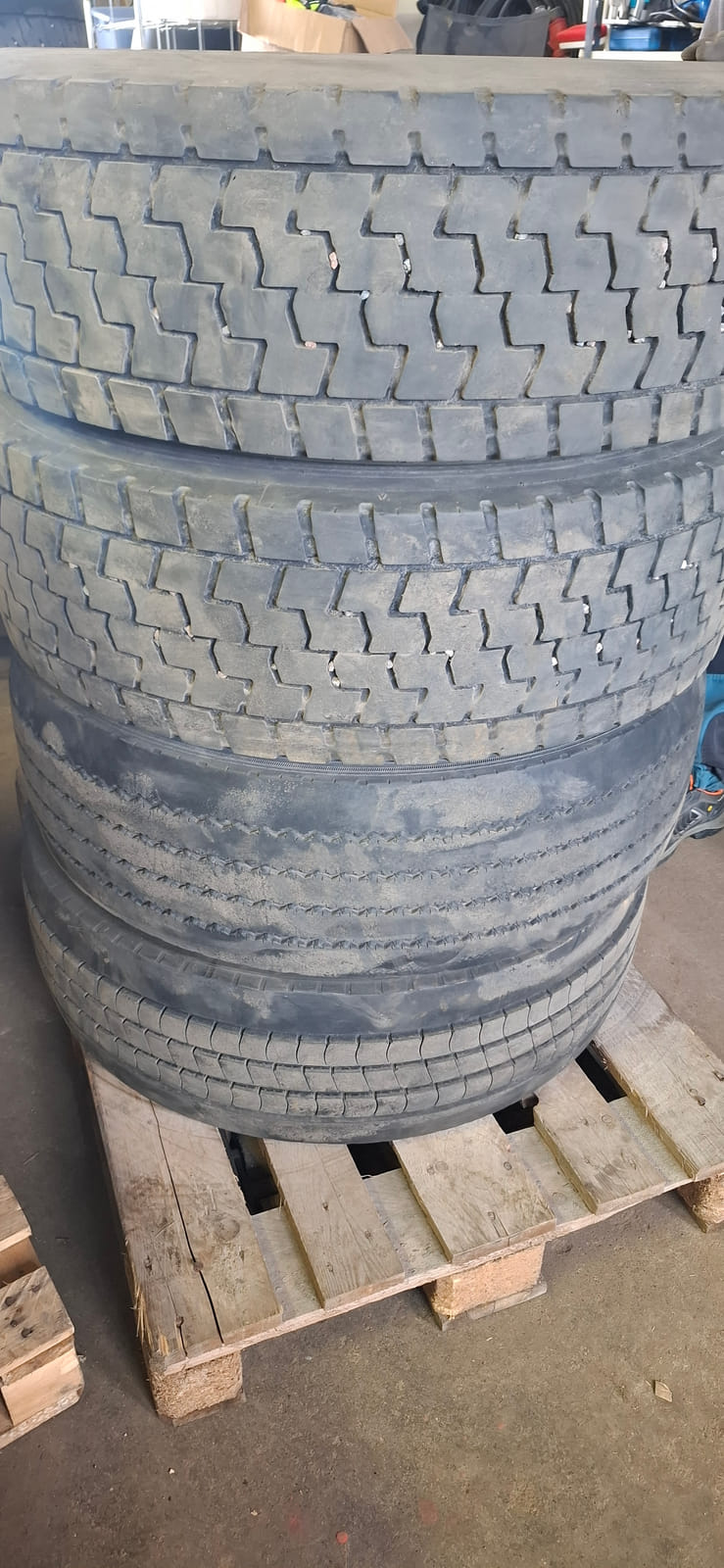 Kuorma-auton renkaita Erä15. MPT-Jakelu Oy konkurssipesä (2680888-4)