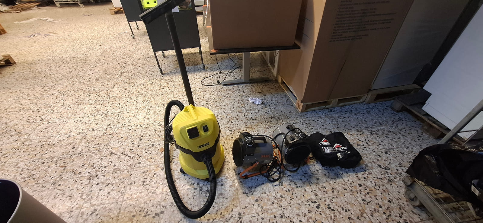 konkurssihuutokaupassa Imuri,valjaat ja puhaltimet