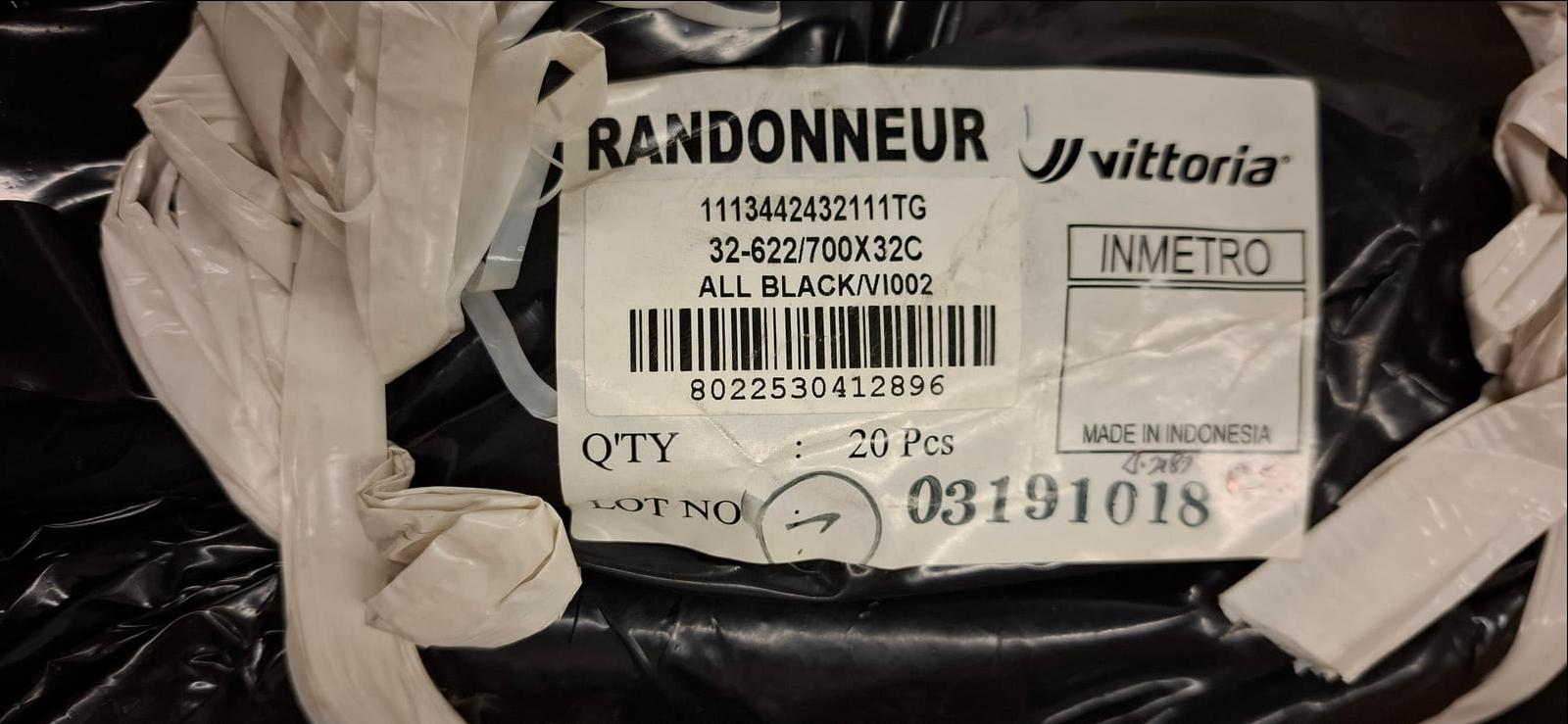 Suuri erä uusia Vittoria Randonneur 700x32C -polkupyörän ulkorenkaita – noin 120 kpl. Esa T Tiainen Oy (2820807-3) konkurssipesä.