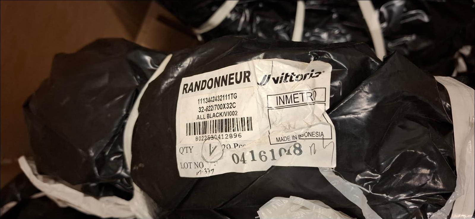 Suuri erä uusia Vittoria Randonneur 700x32C -polkupyörän ulkorenkaita – noin 120 kpl. Esa T Tiainen Oy (2820807-3) konkurssipesä.