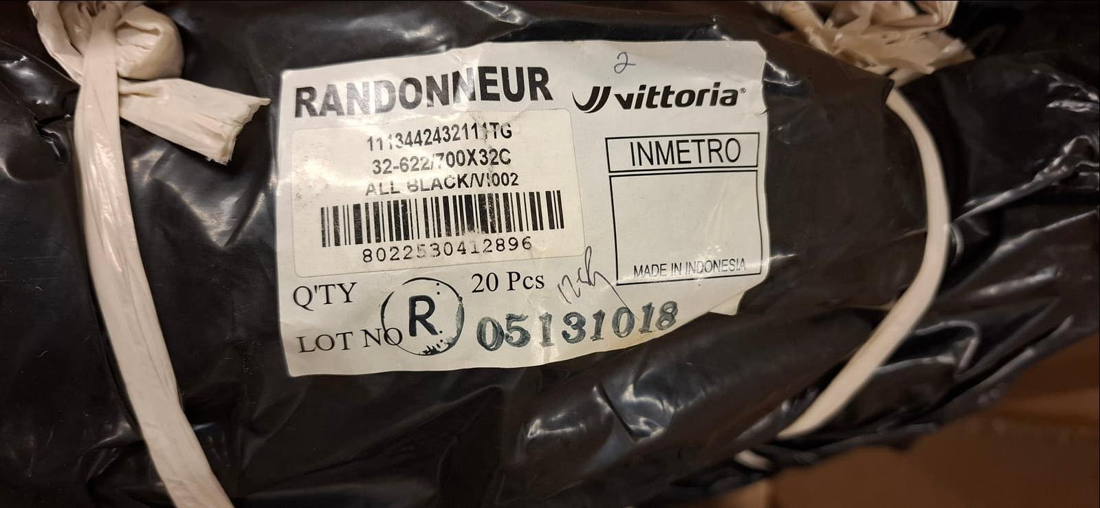 Suuri erä uusia Vittoria Randonneur 700x32C -polkupyörän ulkorenkaita – noin 120 kpl. Esa T Tiainen Oy (2820807-3) konkurssipesä.