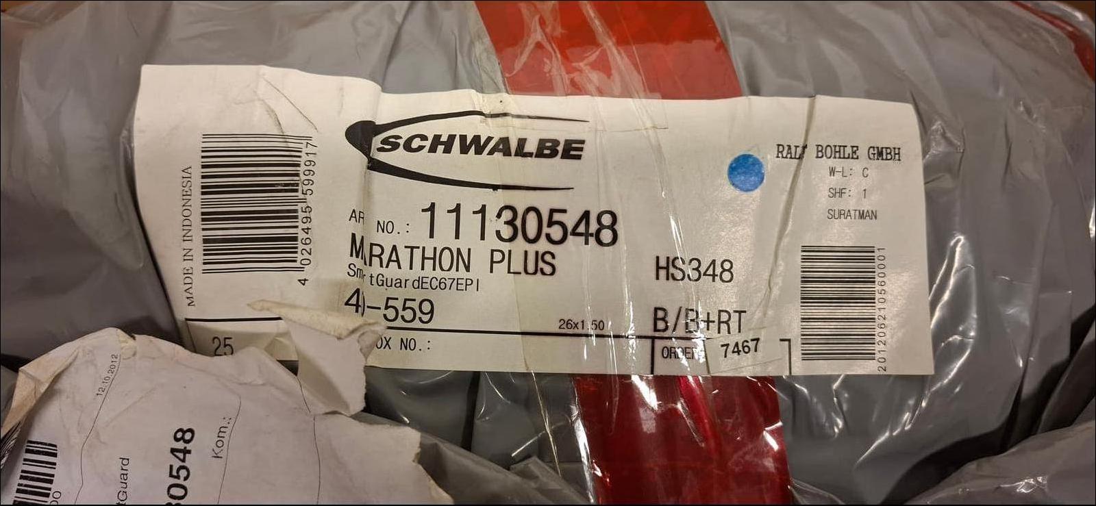 Esa T Tiainen Oy (2820807-3) konkurssipesä. Schwalbe- ja Vittoria-polkupyörän ulkorenkaita