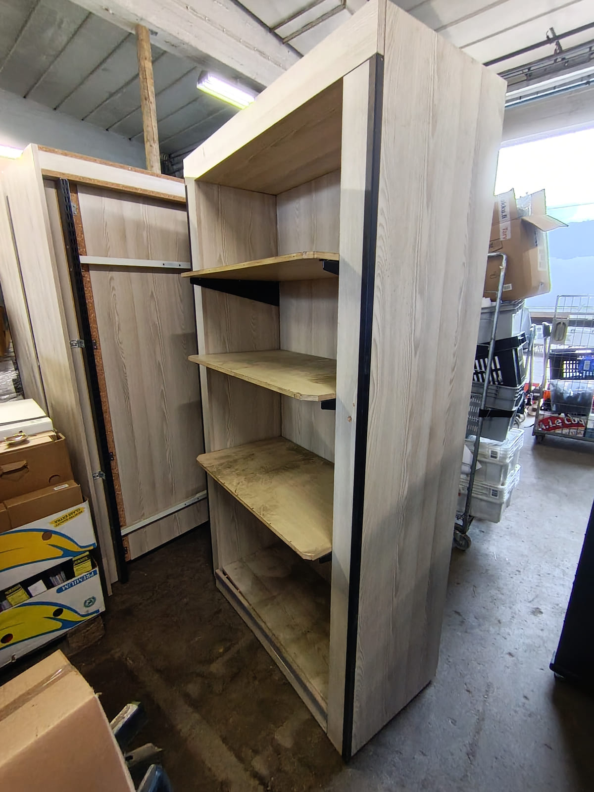 4 kpl avohyllykaappeja / myymäläkalusteita, MPT-Jakelu Oy konkurssipesä (2680888-4)