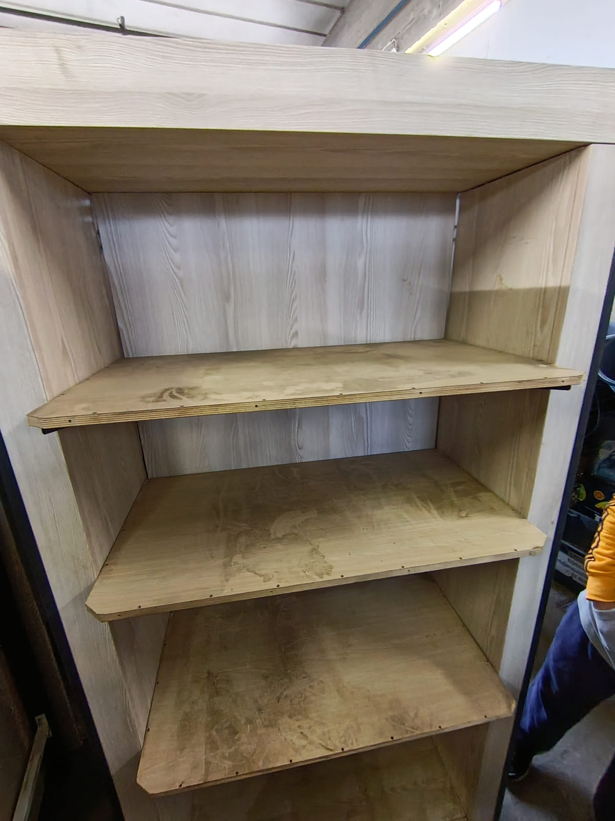 4 kpl avohyllykaappeja / myymäläkalusteita, MPT-Jakelu Oy konkurssipesä (2680888-4)