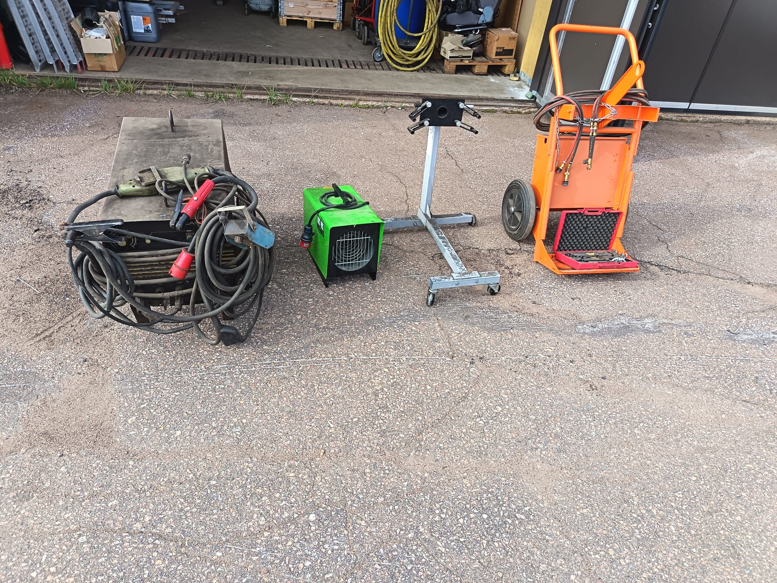 Kaasuhitsauskärri, mootoripukki, hallilämmitin ja hitsauskone.  KoHu-Works Oy (3127463-7) konkurssipesä