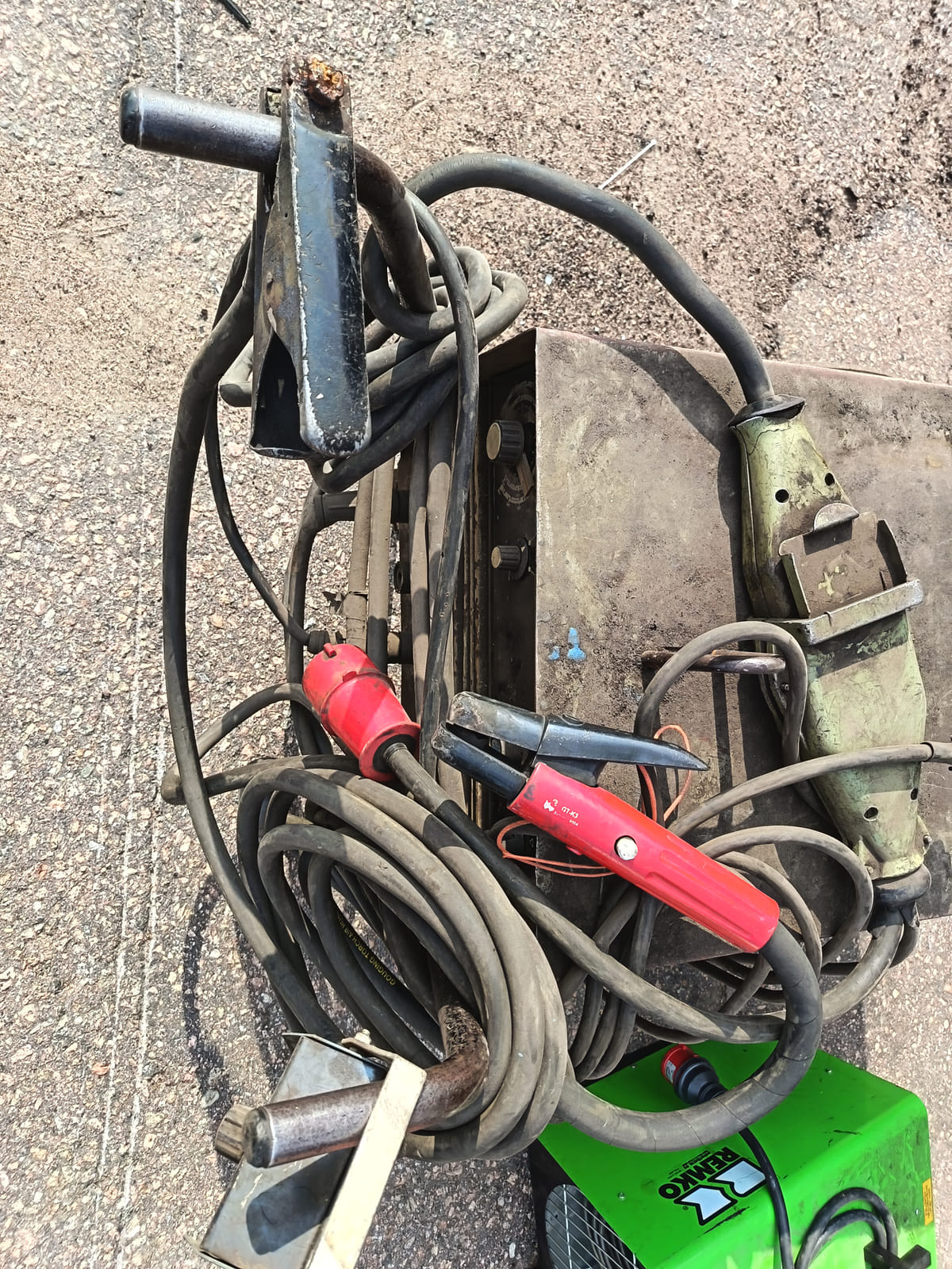 Kaasuhitsauskärri, mootoripukki, hallilämmitin ja hitsauskone.  KoHu-Works Oy (3127463-7) konkurssipesä