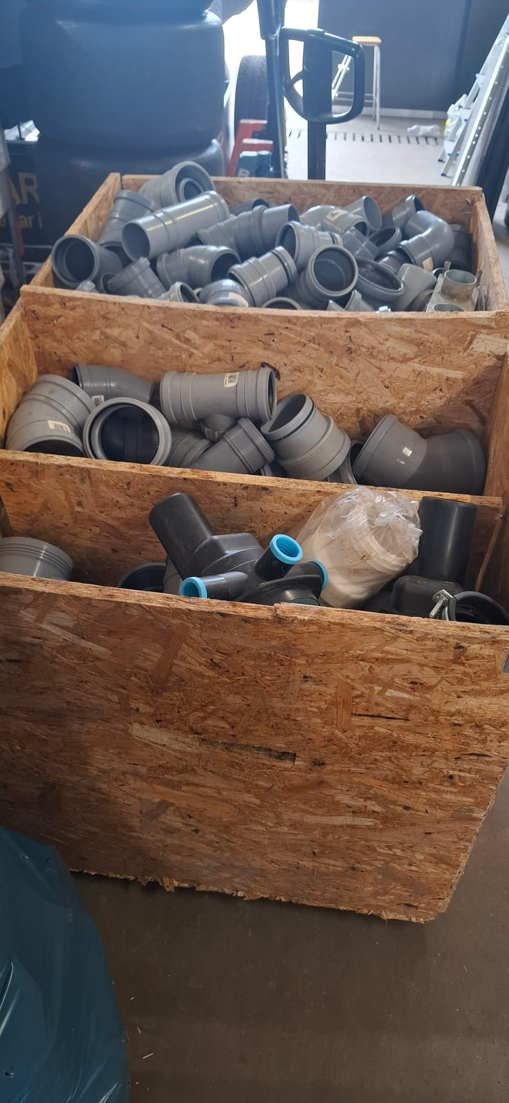 Viemäriosia iso erä. LVI Levin Vetta Oy (3262886-3) konkurssipesä