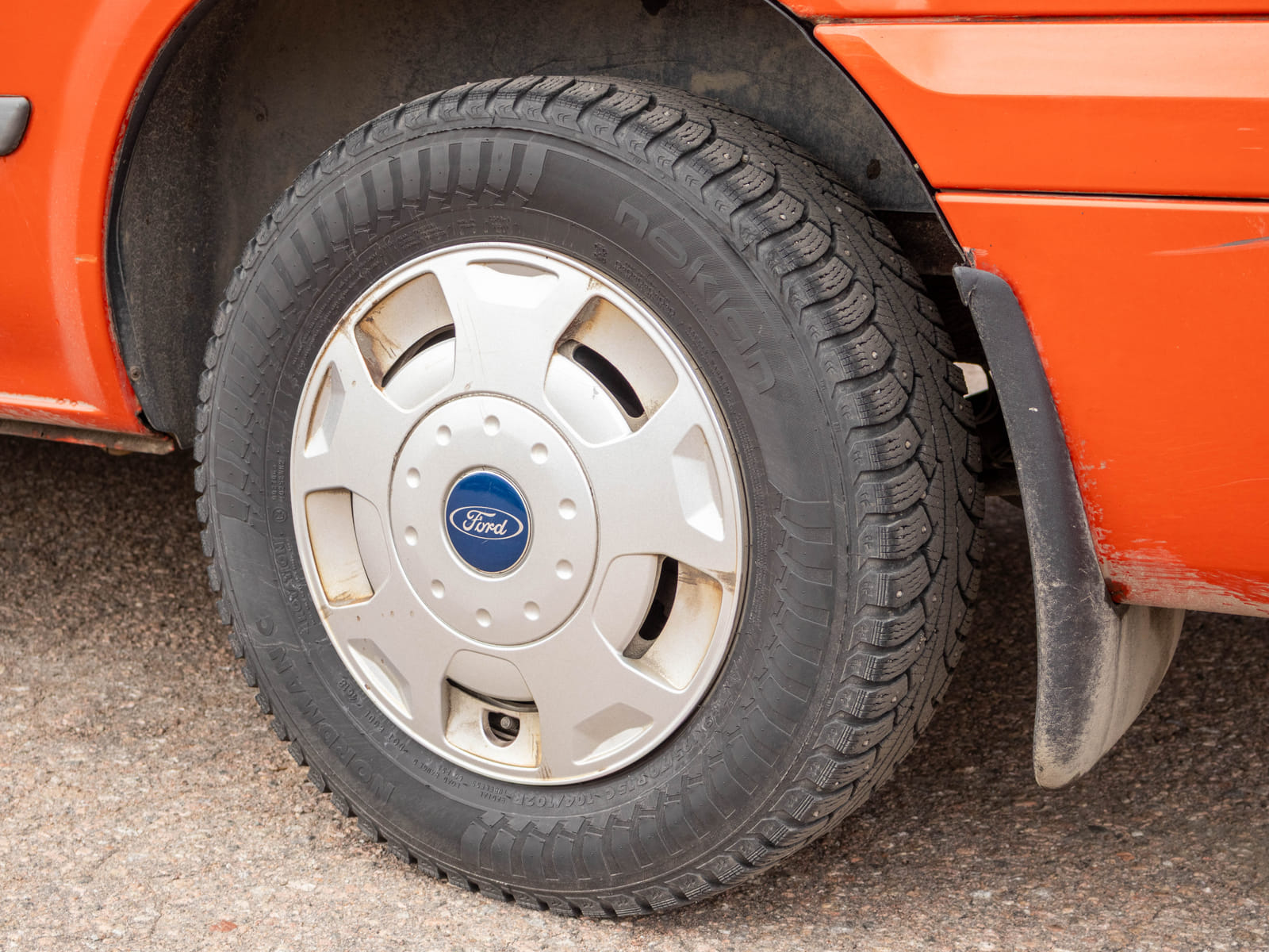 Ford Transit 2.2 -pakettiauto (CIV-733), Kouvolan mattoasennus ja saneeraus Oy (2431224-4) konkurssipesä