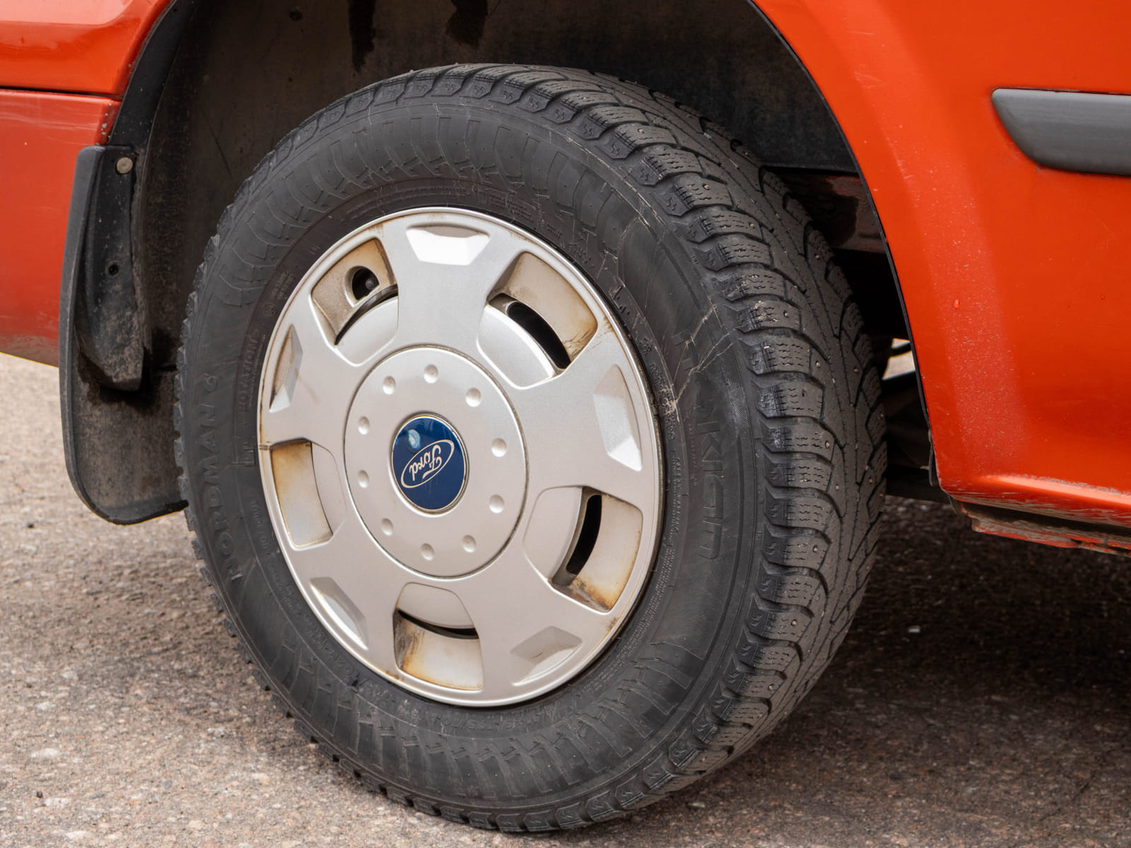 Ford Transit 2.2 -pakettiauto (CIV-733), Kouvolan mattoasennus ja saneeraus Oy (2431224-4) konkurssipesä